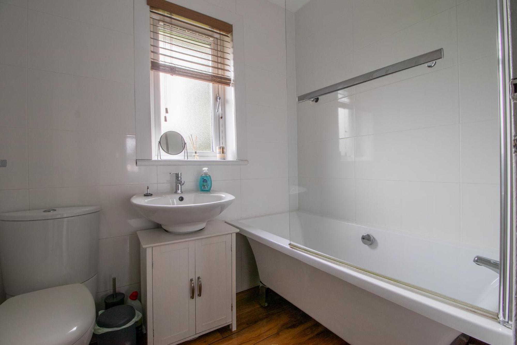 1 Bed Apartment Central Hamilton Free Wifi With Great Transport Links To Glasgow Exterior photo